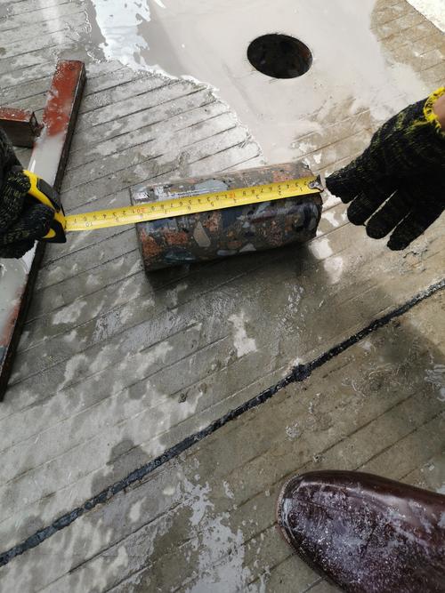 钥匙划路沿石侧面测密度实拍
