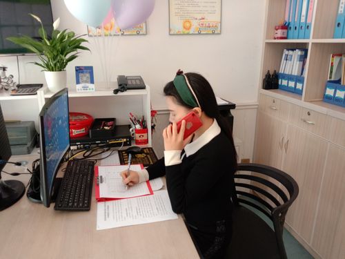 小学教师课后服务走廊接私人电话场景