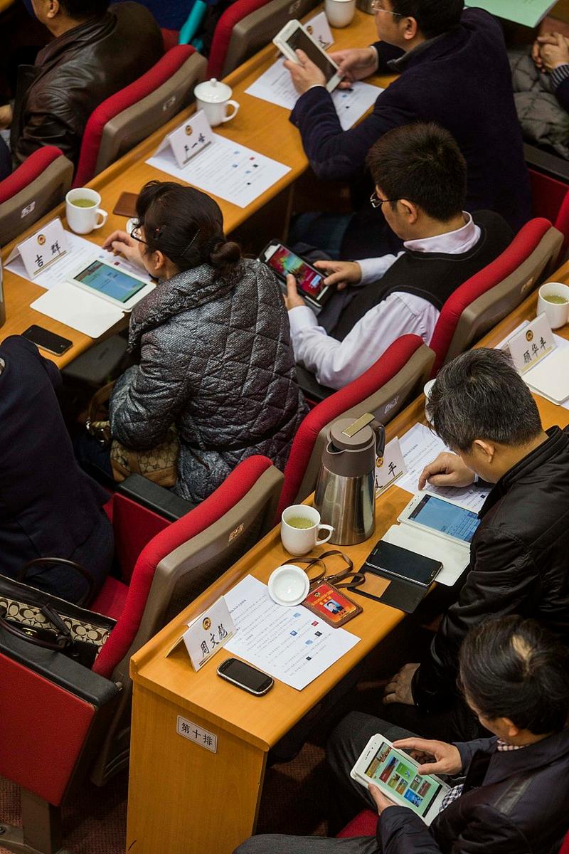 会议室久坐低头刷手机场景