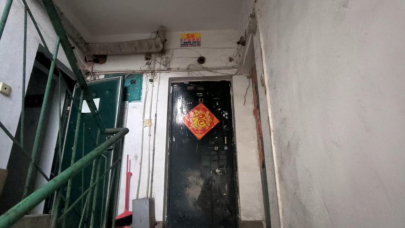 老小区单元楼楼下扶墙指路场景