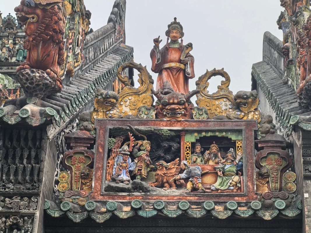 祖庙屋顶灰塑光影