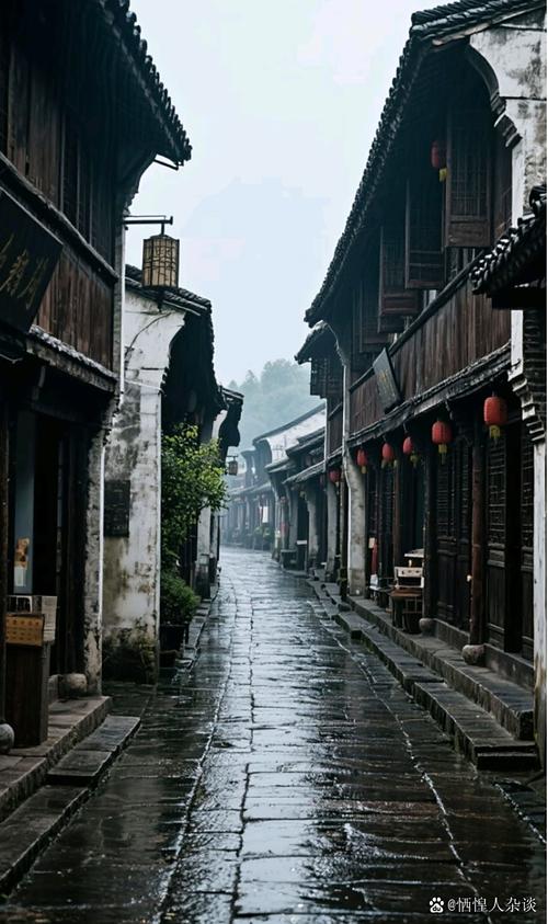 清晨沙溪古镇石板路雾气人影
