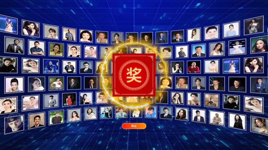 主播举着手机展示抽奖截图互动场景