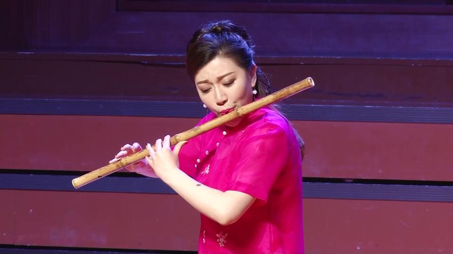 笛子演奏家现场吹奏鹧鸪飞 舞台上独奏