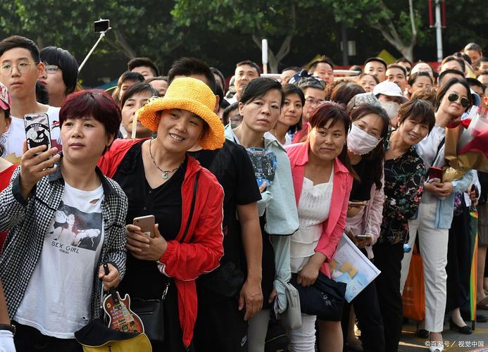 中国高考考场外焦急等待的家长人群