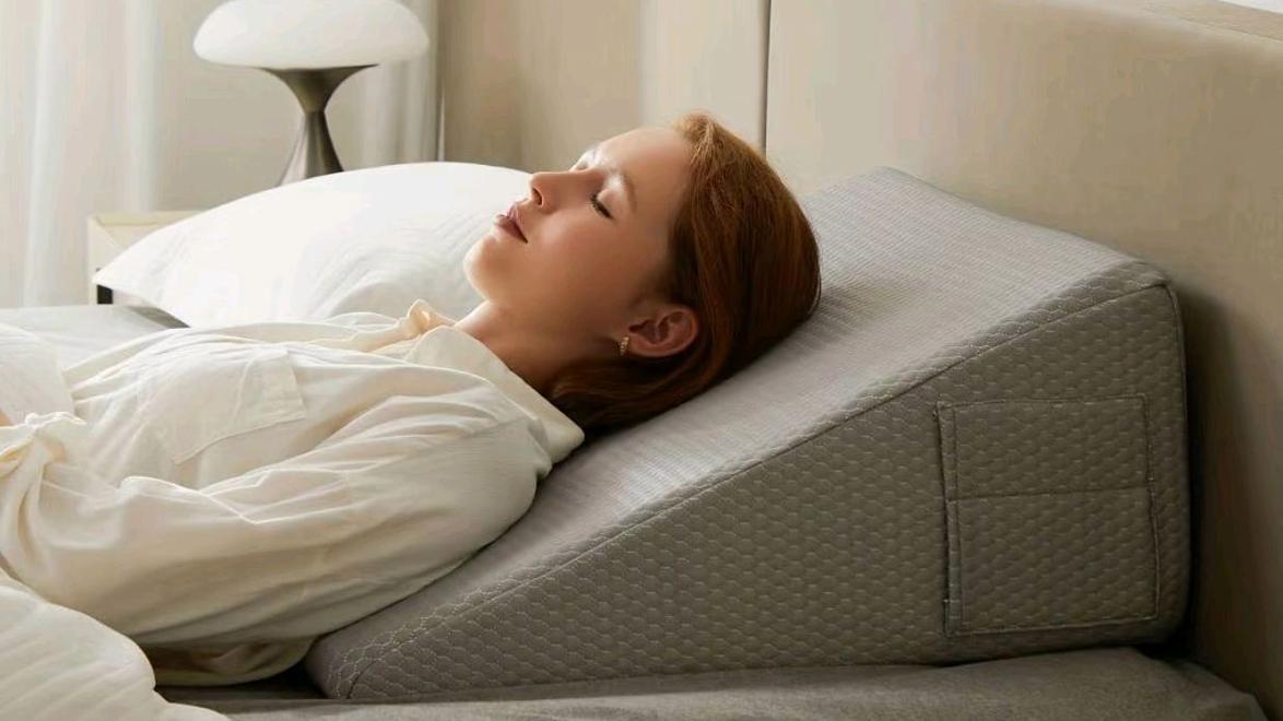 高原住宿垫高枕头睡眠示意图