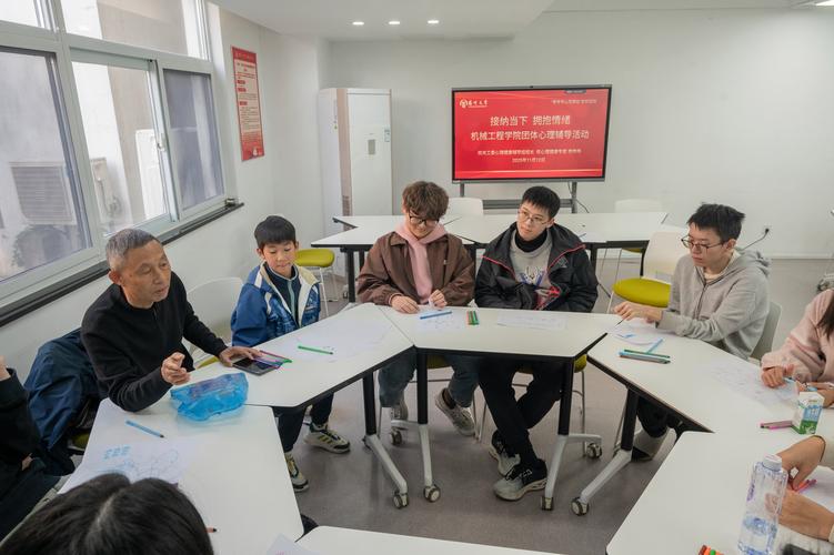 中小学心理课围坐聊天的师生