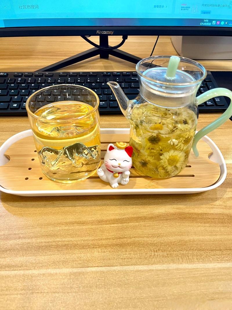 工位侧边小型饮品台放置白开水与淡花茶的实拍场景