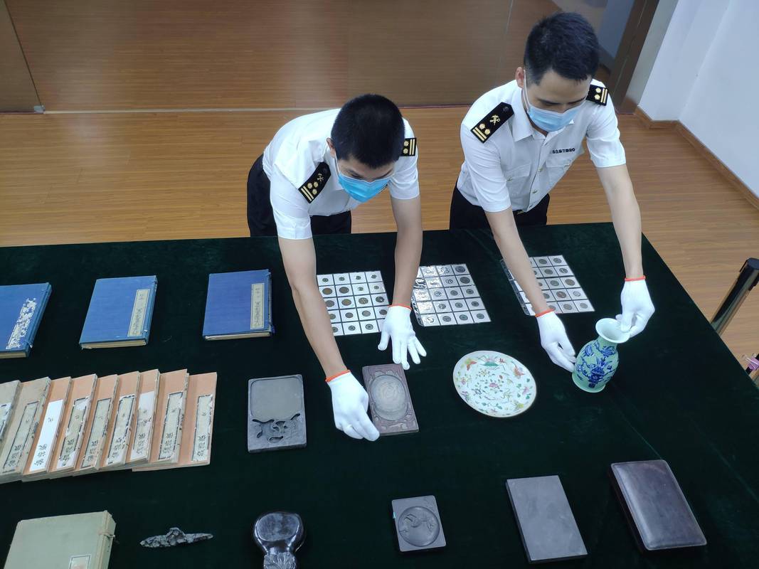 海关查获非法入境可移动文物现场