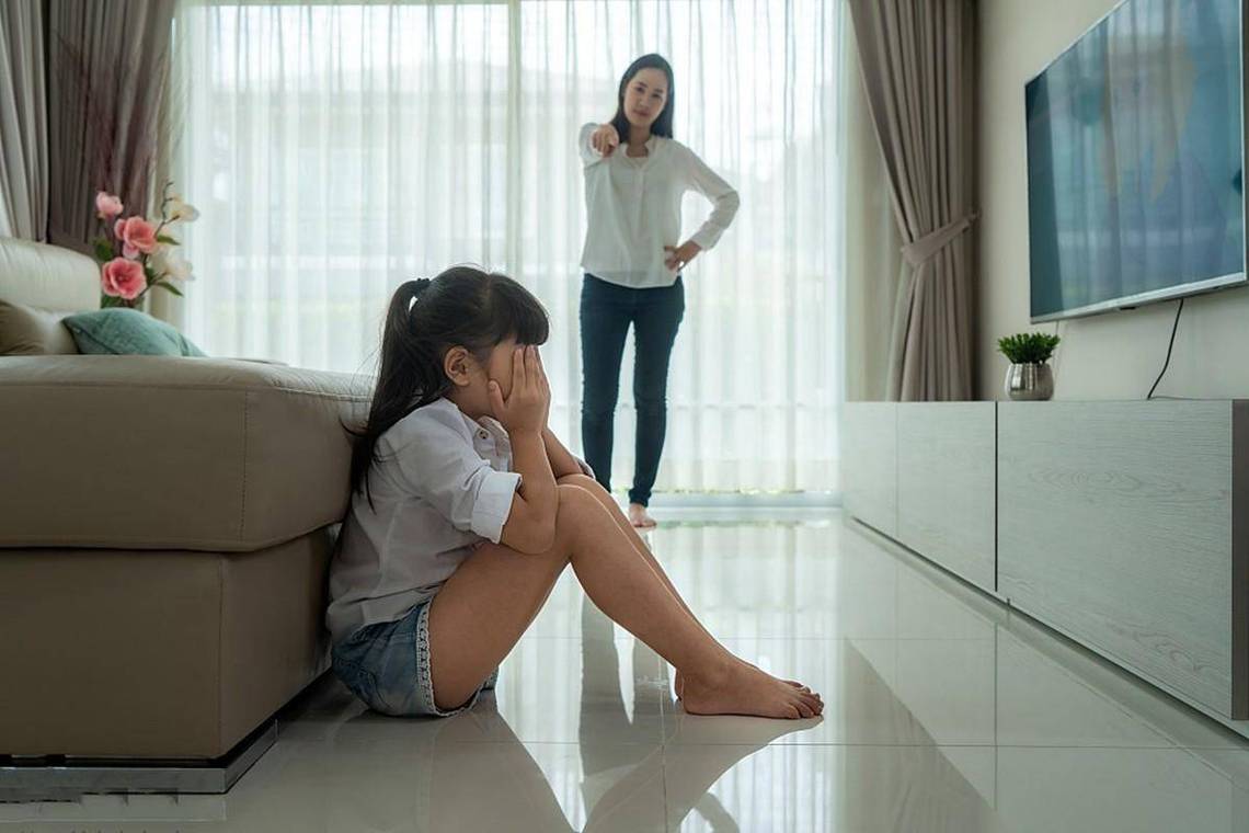 操场家长远处喊孩子不要哭场景