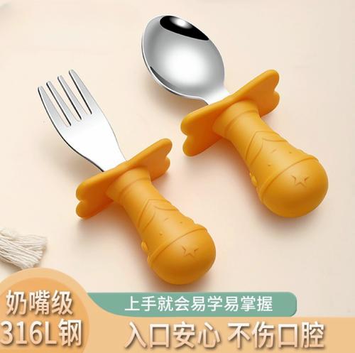 11个月宝宝用普通不锈钢勺练习自主进食实拍
