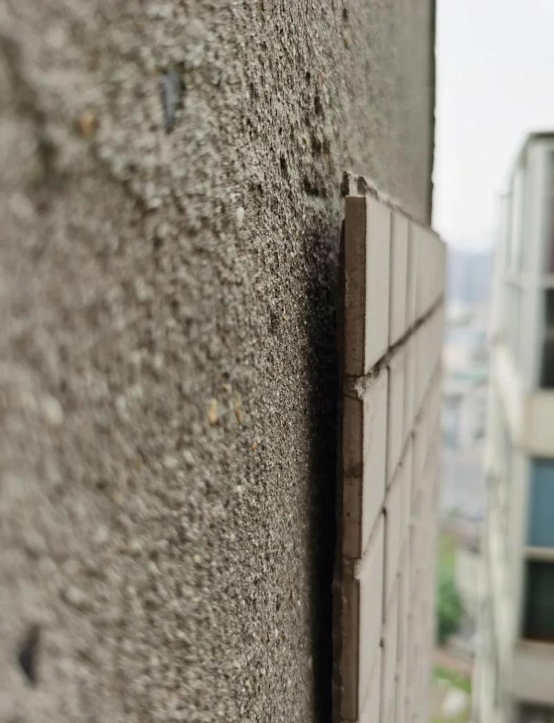 邻居违建遮挡外墙导致风化掉砖实景