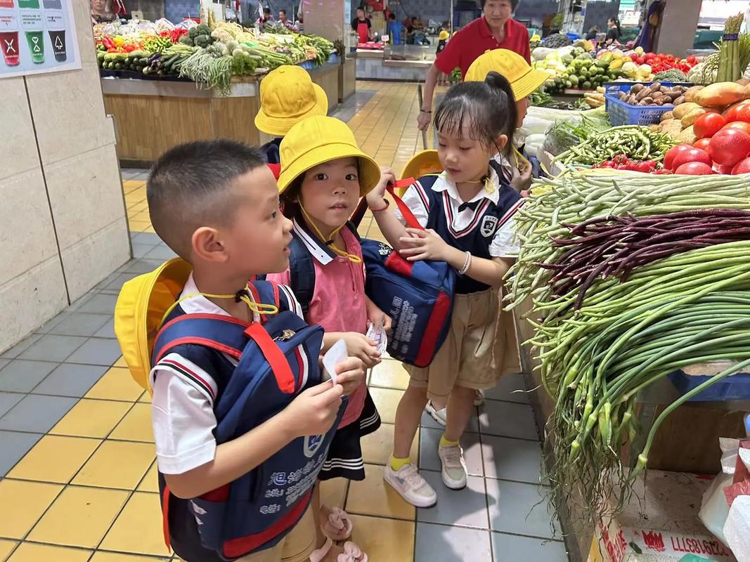 孩子在菜市场观察新鲜蔬菜色彩