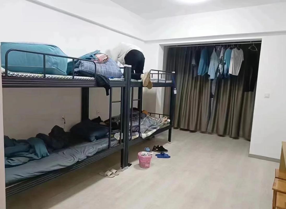 厂区职工宿舍母子被窝聊天场景