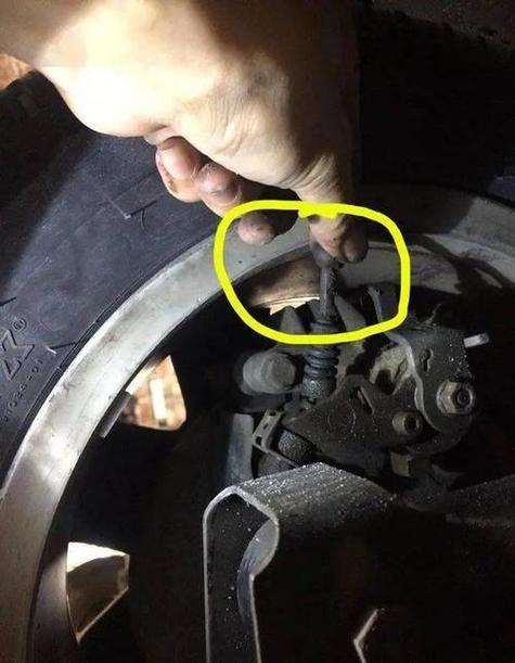 修理厂调整手刹拉线行程操作实拍