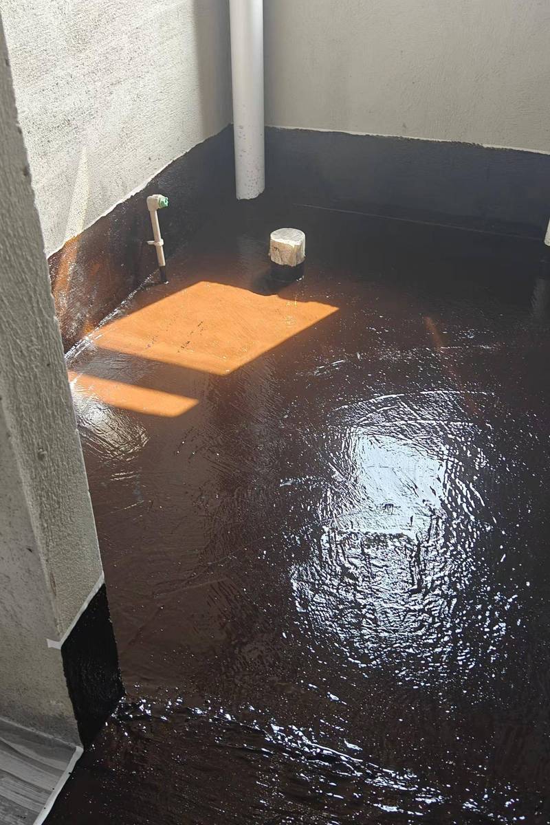 卫生间防水涂料涂刷厚度施工现场图