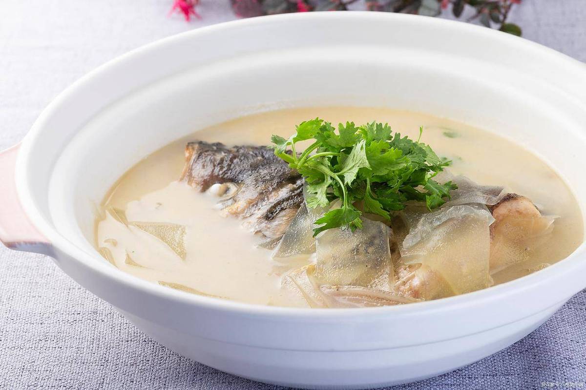 湖北南漳农家清水炖湖鲫鱼菜品