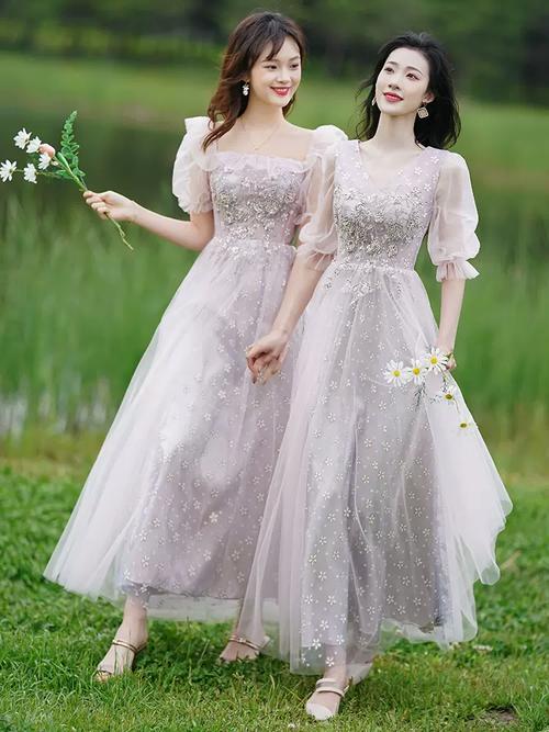 户外婚礼姐妹团服同色系不同款式搭配嫩黄色不规则裙