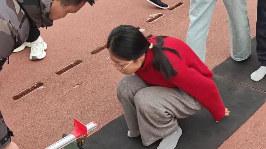 学生进行坐位体前屈测试表情痛苦