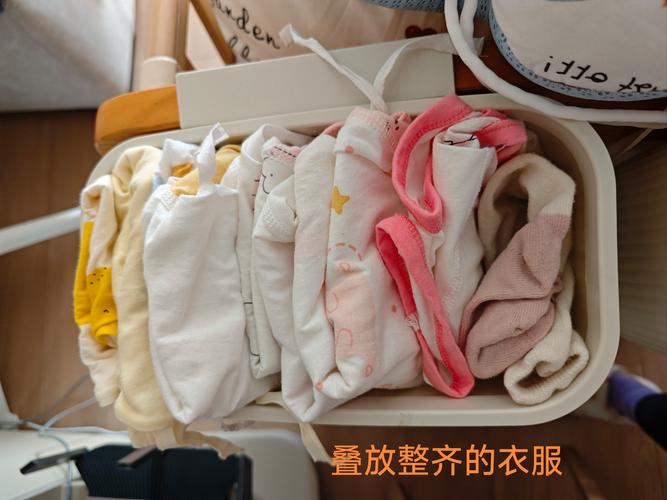 妈妈对着衣柜里叠好的新生儿52码小袜子发呆