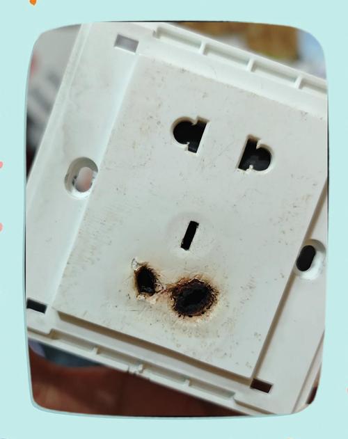 车间粉尘环境损坏的民用插座对比工业插座图