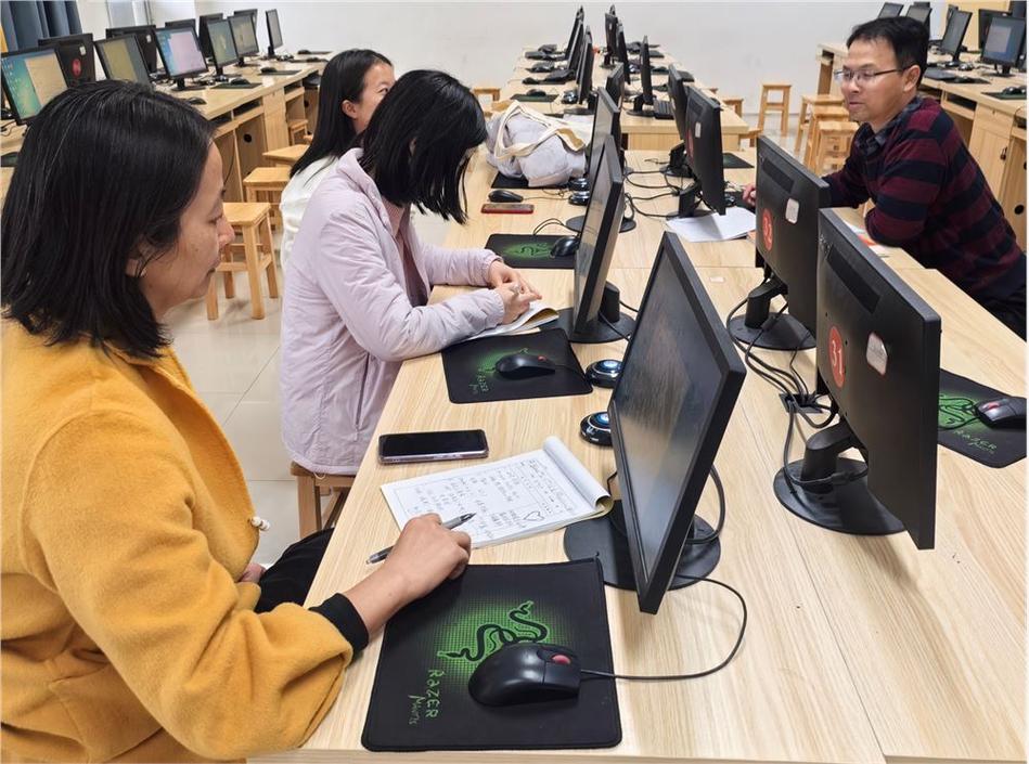 教师团队围坐用手机进行视频微格评课