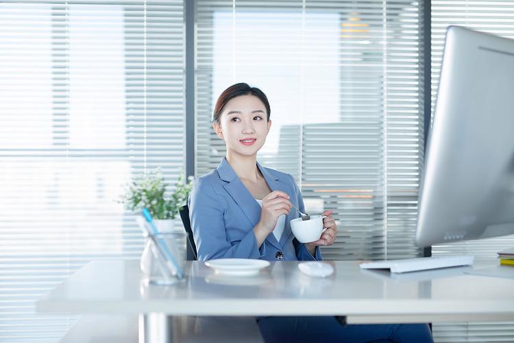 工业园区女工妈妈休息区独处喝咖啡