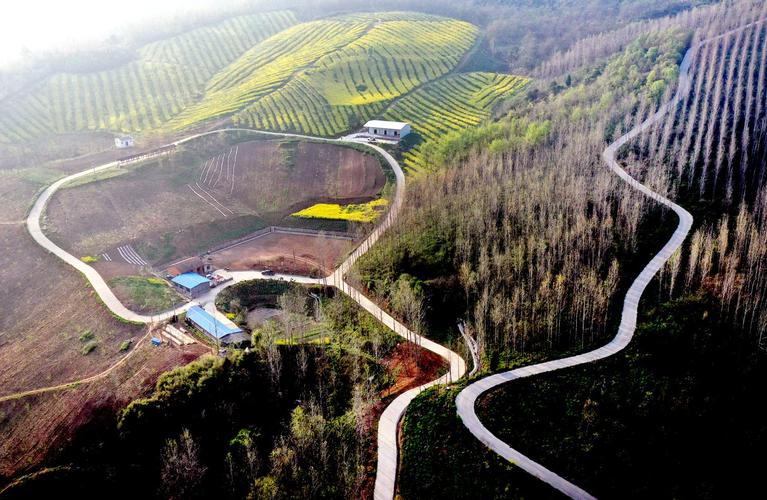 南漳龙王冲村荆山山谷梯田景色
