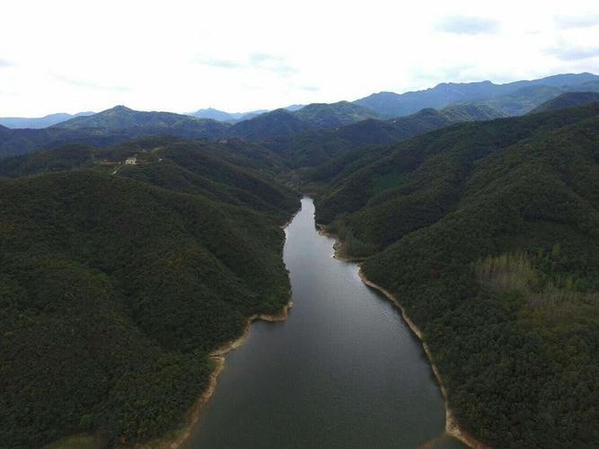 湖北南漳花庄水库蓝绿色山湖水景