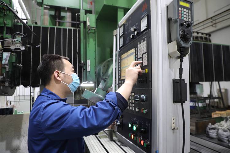 重型机床车间员工带儿子参观操作工位