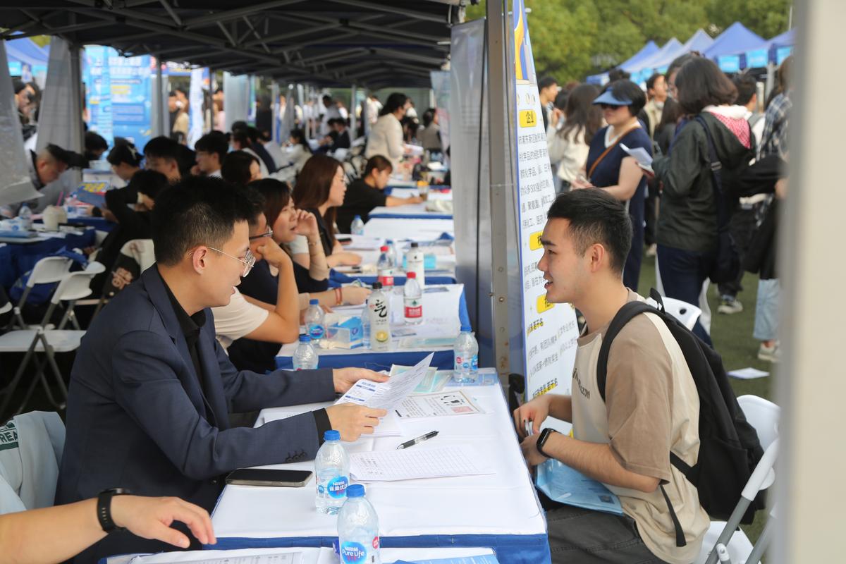一线城市大学校园招聘会现场照片