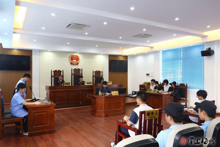 某高校法学院学生备战法考模拟法庭现场