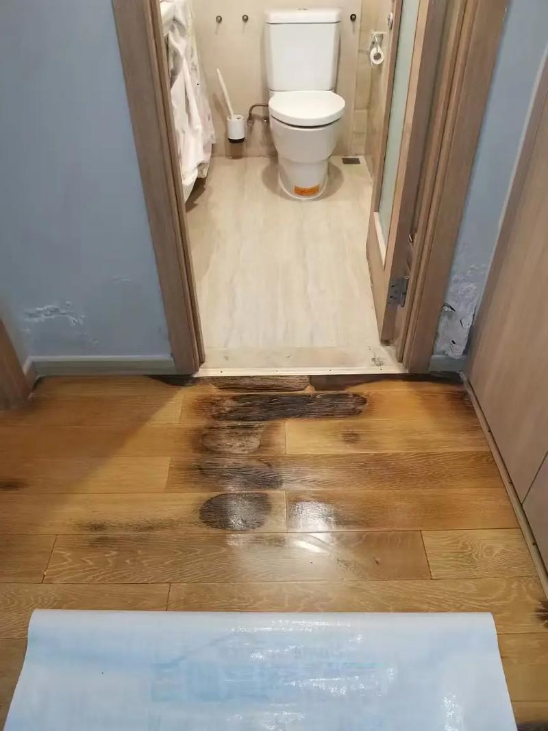 卫生间铺错PVC地板导致接缝发霉