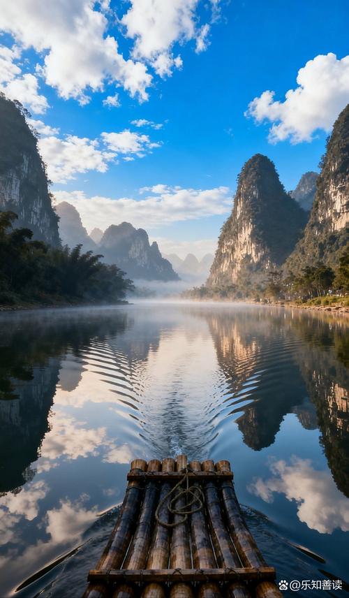 广西桂林漓江晨雾绕山江景