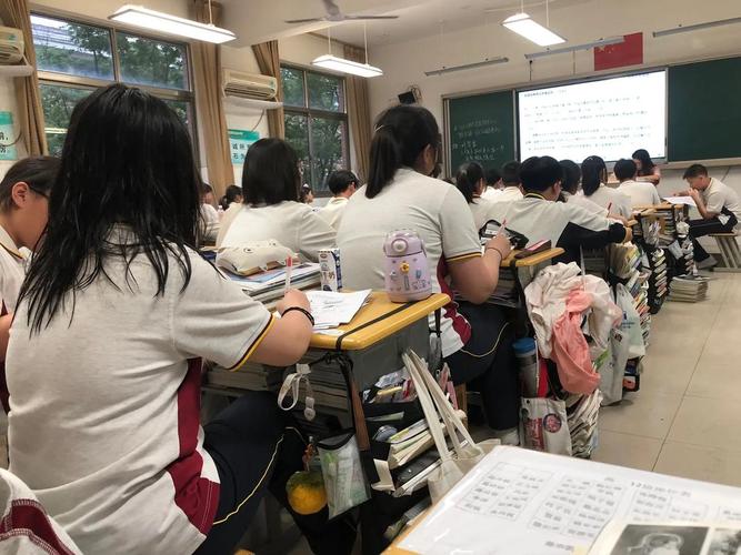中学晚自修教室学生凑到讲台边问问题的真实场景