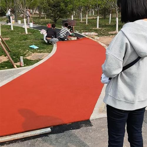 城市公园步行锻炼塑胶步道实景