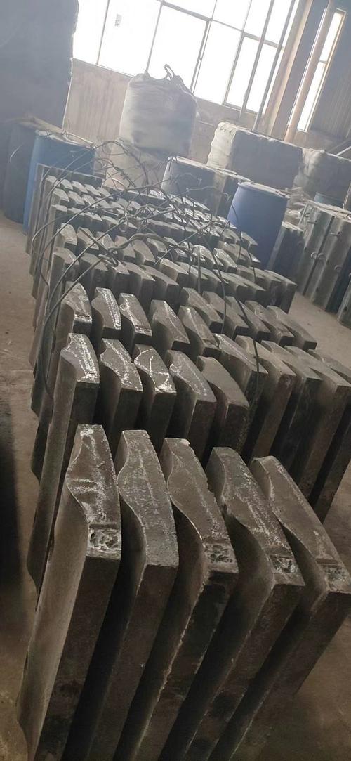 破碎机高锰钢衬板粗加工打磨现场图