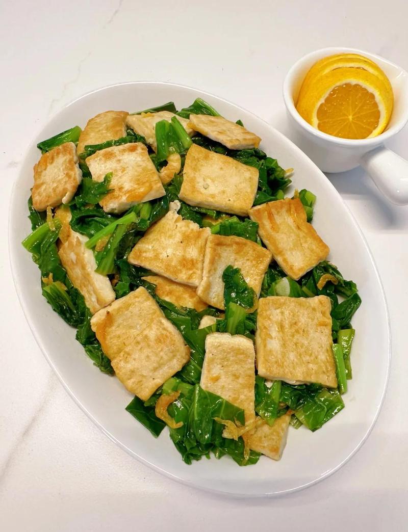 家常虾皮烧豆腐出锅盛盘图