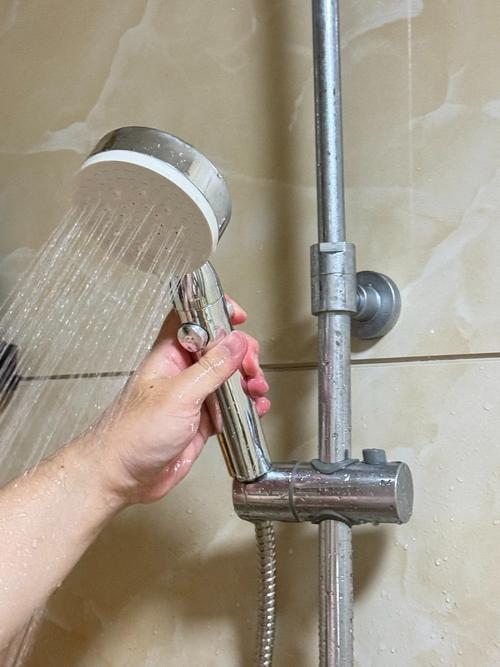 租房检查水压方法淋浴喷头出水实拍