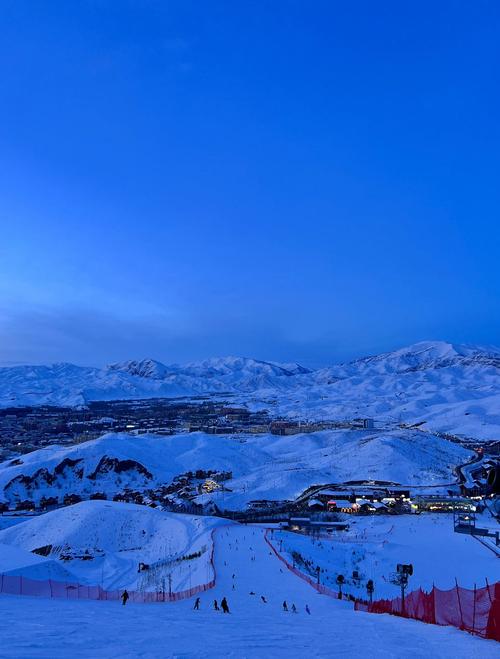 阿勒泰将军山滑雪场夕阳下宽阔无人的雪道