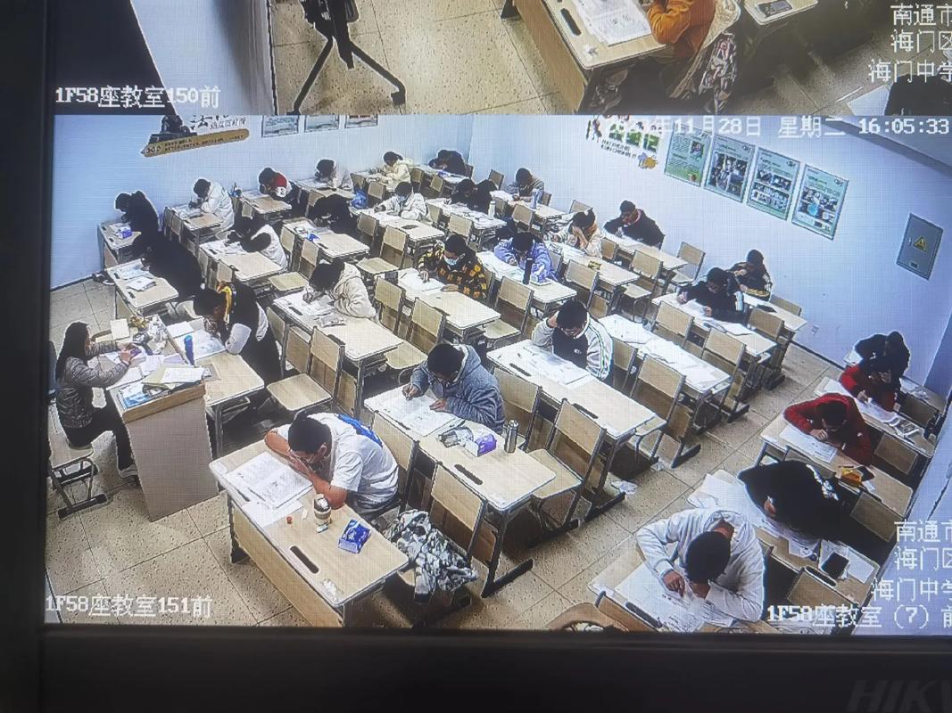 高考生半夜查分紧张盯着电脑屏幕
