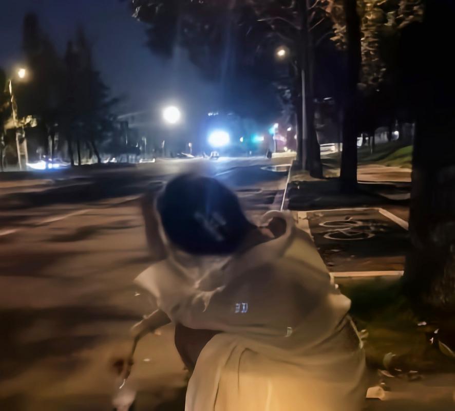 情侣吵架后女生独自蹲墙角哭街头图