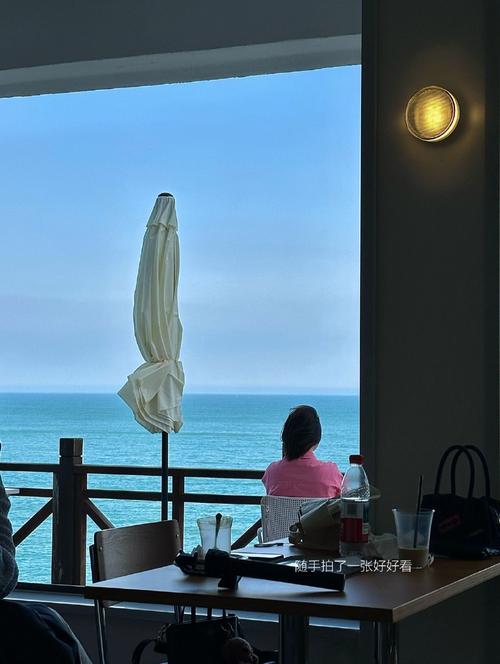 数字游民独自坐在海边酒店阳台工作