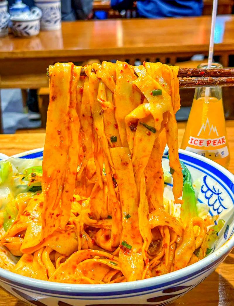 陕西油泼面辣椒粉热油浇淋特写