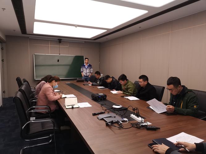 企业管理者一对一倾听下属汇报认真记录笔记场景