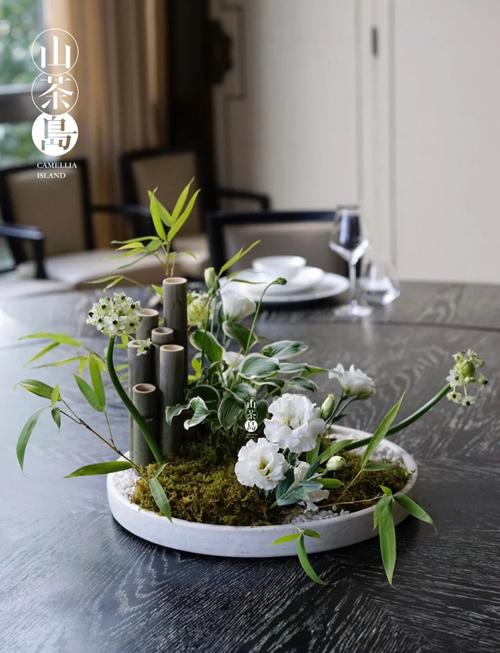 本地花材搭配叶材的野趣餐桌花艺