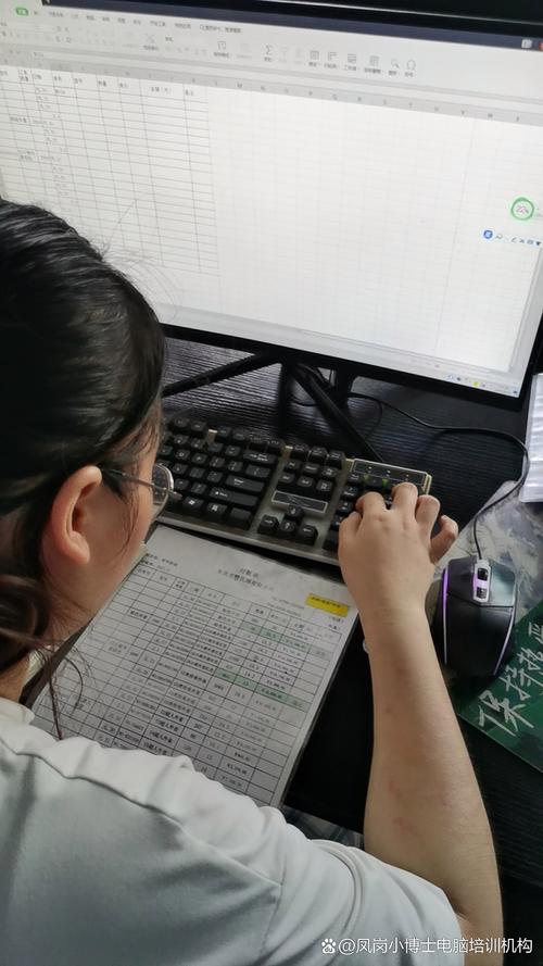 大学生在办公室用电脑实习分析数据