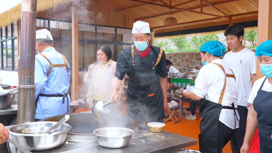 南漳天鹅池村农家院柴火炖腊猪蹄餐食
