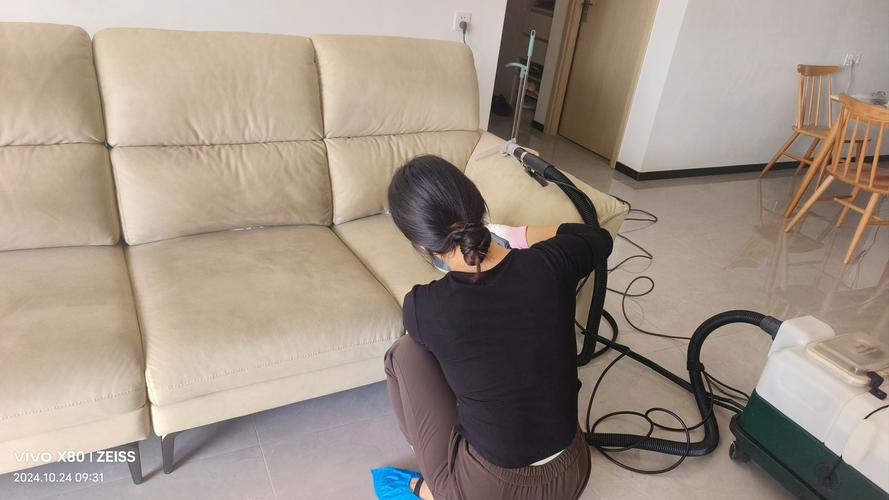 日常清洁布艺沙发使用吸尘器刷头示意