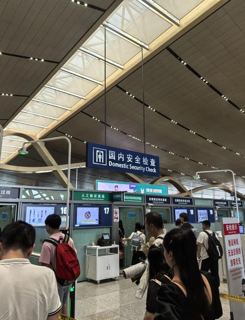 机场出发层安检登机排队场景